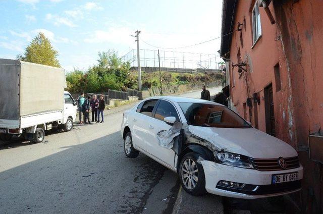 Afgan Uyruklu Genç Müşterisinin Aracı İle Kadına Çarptı