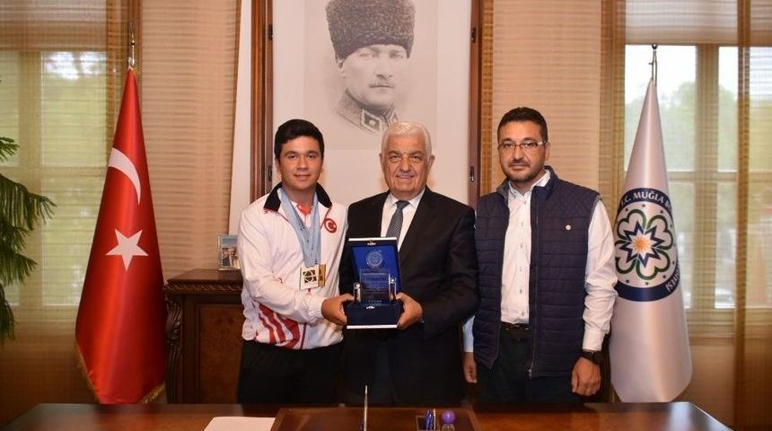 D&uuml;nya Şampiyonu Ok&ccedil;u&rsquo;dan Başkan G&uuml;r&uuml;n&rsquo;e Ziyaret