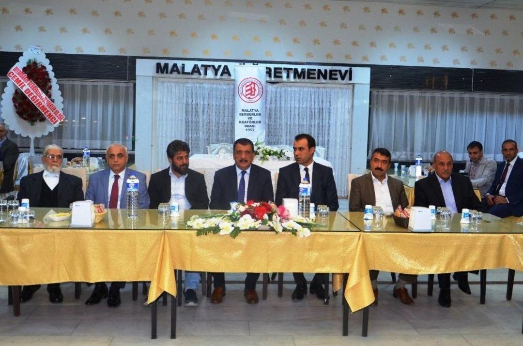 Emektar Berberlere Plaket Verildi