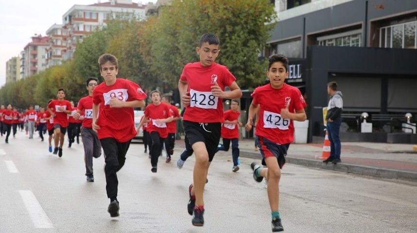 Nil&uuml;fer&rsquo;de Cumhuriyet Koşusu