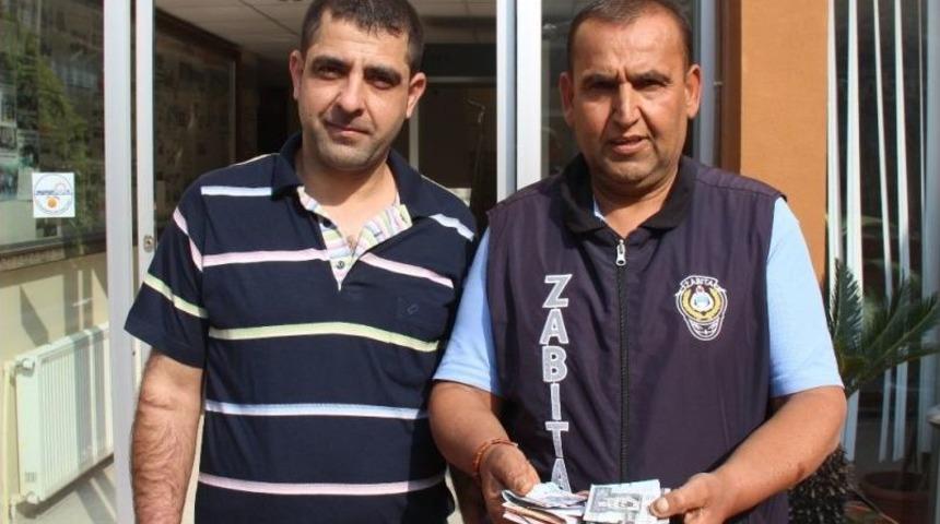 Zabıta Memuru Yolda Bulduğu Para Dolu C&uuml;zdanı Sahibine Teslim Etti