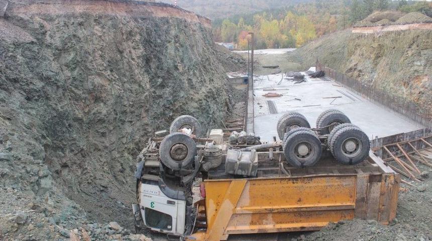 Virajı Alamayan Kamyon İnşaat Boşluğuna D&uuml;şt&uuml;: 1 Yaralı