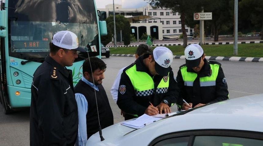 Polisler Otob&uuml;slere Yolcu Gibi Binip Kural İhlallerini Denetledi