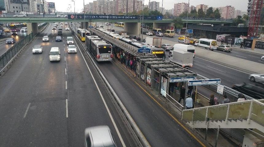 İstanbul&rsquo;da Beklenen Yağış Etkisini G&ouml;stermeye Başladı