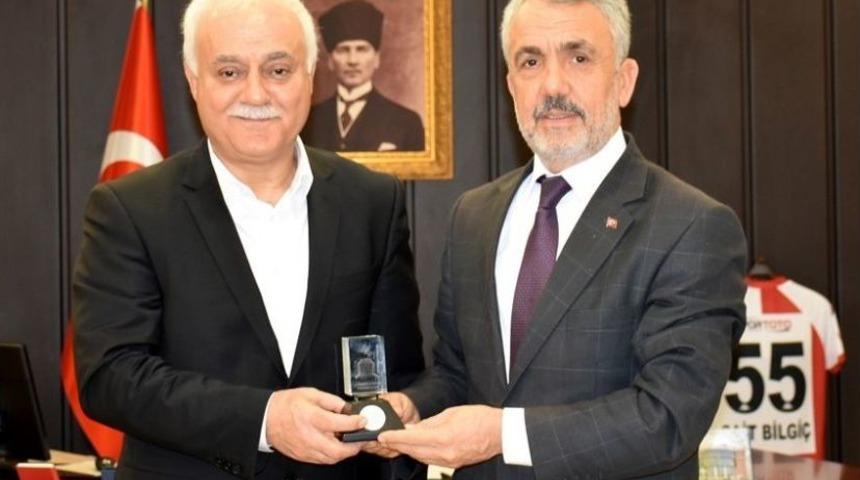 Nihat Hatipoğlu Om&uuml;&rsquo;de