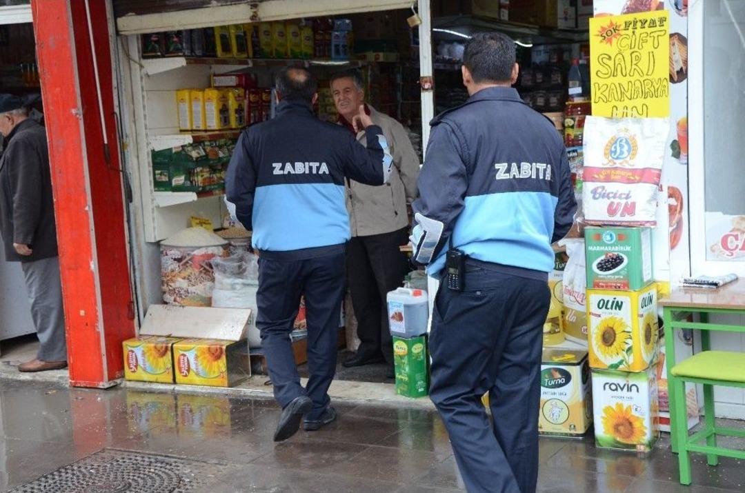 Yağmur Giderine Atılan Pislikler Y&uuml;z&uuml;nden Zarar G&ouml;r&uuml;nce Zabıtaya Şikayette Bulundu