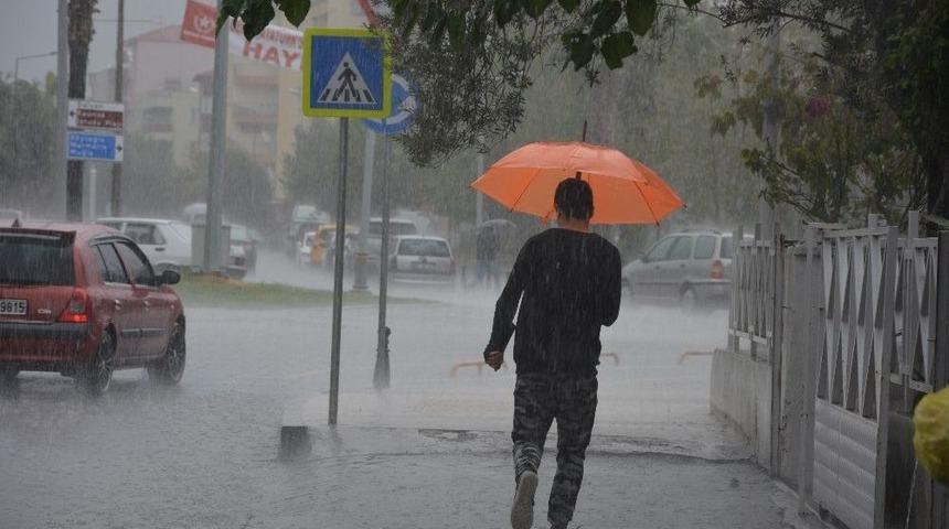 Ortaca&rsquo;da Sağanak Yağış Etkili Oldu