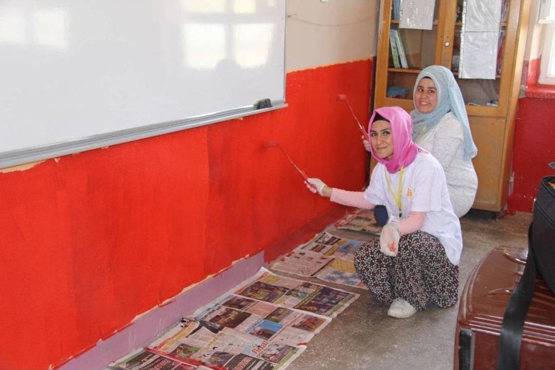 Rekt&ouml;r Kızılay K&ouml;y Okulu Yenileme Etkinliğine Katıldı