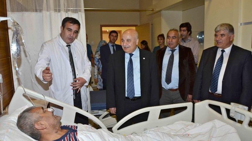 Rekt&ouml;r G&ouml;n&uuml;ll&uuml;&rsquo;den Hastaya Ziyaret Etti