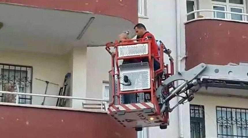Alkoll&uuml; Oğlu Tarafından Eve Kilitlenen Kadını İtfaiye Kurtardı
