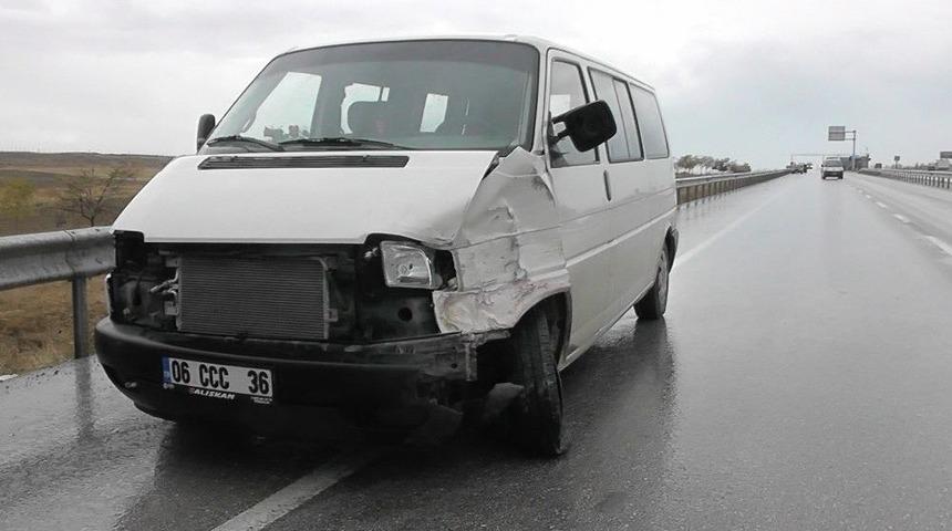 Kulu&rsquo;da Minib&uuml;s İle Otomobil &Ccedil;arpıştı: 1 Yaralı