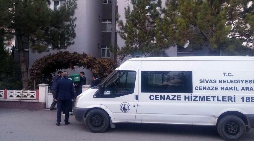 Fizik &Ouml;ğretmeni Evinde &Ouml;l&uuml; Bulundu