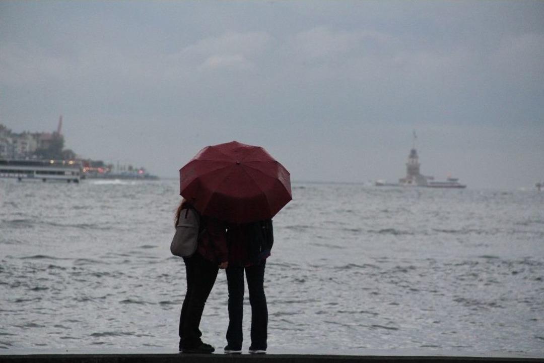 Taksim&rsquo;de Yağmur Etkisini G&ouml;stermeye Başladı