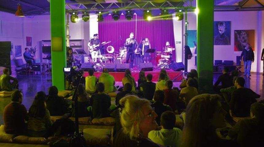 Şarkıcı Güvenç Alternatif Sahne’de Gençleri Coşturdu