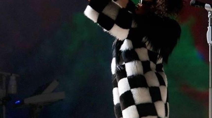 Rihanna'nın K&uuml;rk&uuml; Bir T&uuml;rk Tasarımcıya Ait! Dilara Fındıkoğlu ile Tanışın