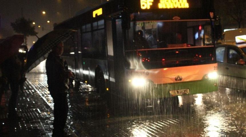 Evlerine Dönen Bursalılar Yağmura Yakalandı
