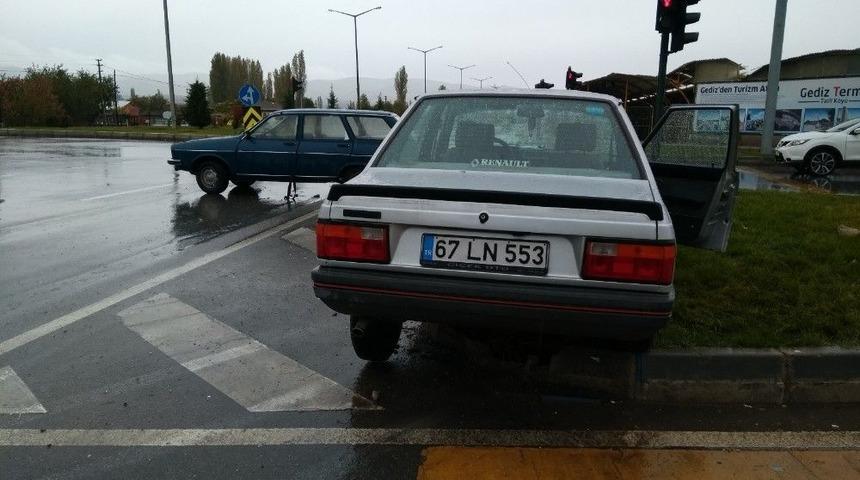 Gediz&rsquo;de Trafik Kazası: 6 Yaralı