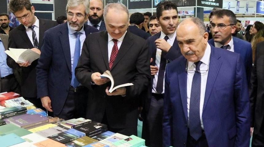 Bakan &Ouml;zl&uuml;, Kitap Fuarını Gezdi