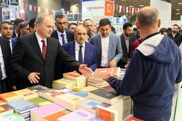 Bakan Özlü, Kitap Fuarını Gezdi