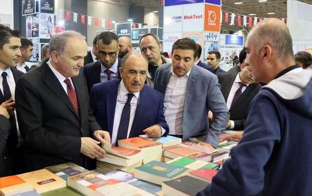 Bakan Özlü, Kitap Fuarını Gezdi