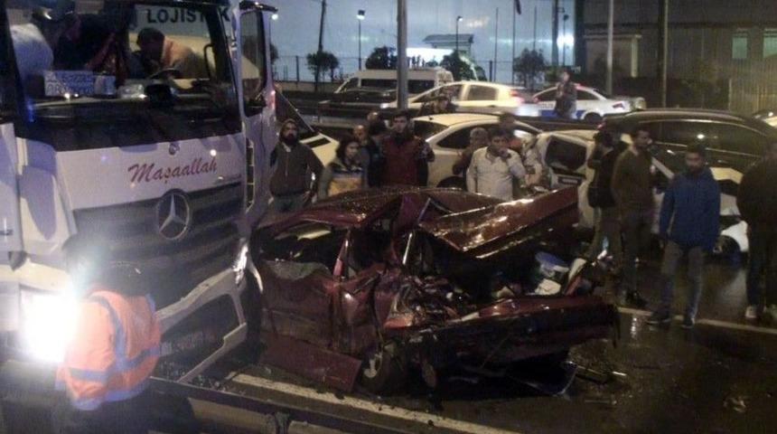 Tır &Ouml;n&uuml;ndeki 10 Aracı Bi&ccedil;ti: 8 Yaralı