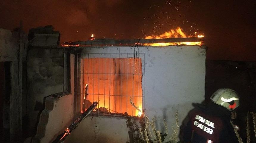 Bakırk&ouml;y&rsquo;de Gecekondu Yangını