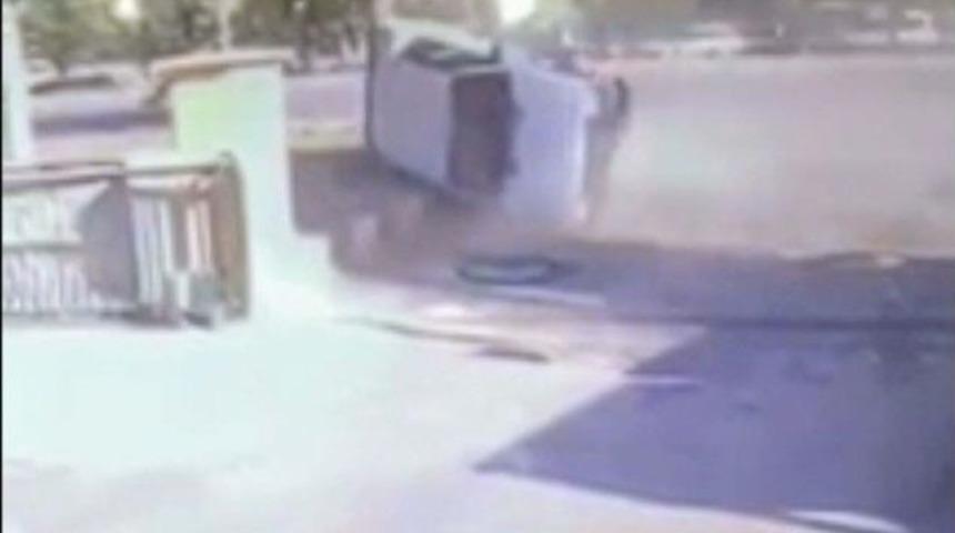 Kontrolden &Ccedil;ıkan Otomobil Kaldırıma Devrildi: 4 Yaralı