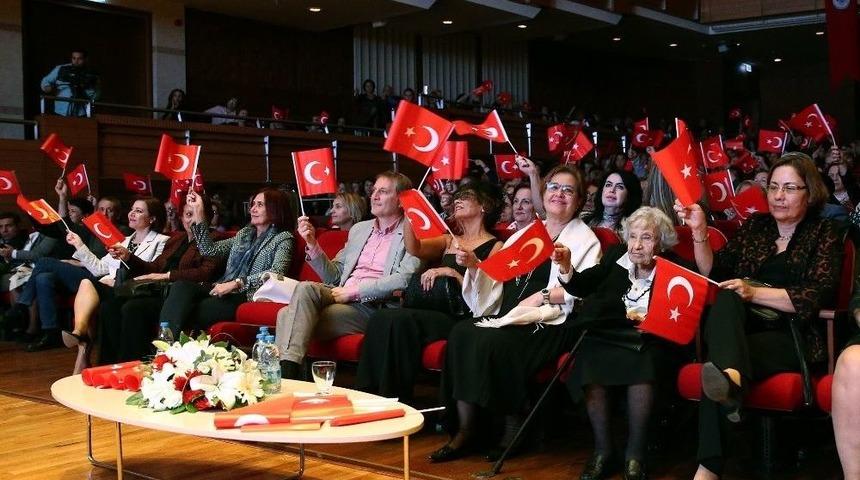 Cumhuriyet&rsquo;in &Ouml;nc&uuml; Kadınları Konak&rsquo;ta Anıldı