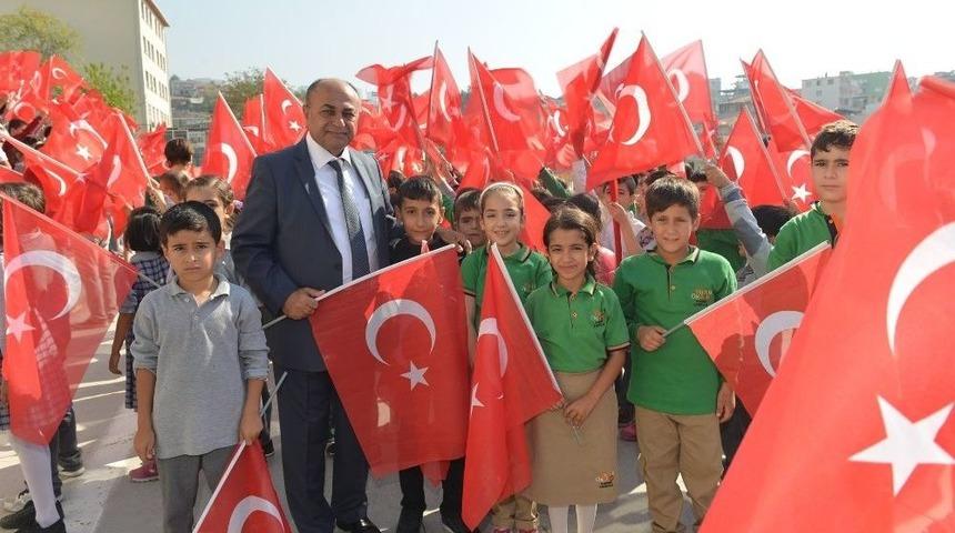 Başkan Hasan Arslan&rsquo;dan 20 Bin &Ouml;ğrenciye T&uuml;rk Bayrağı