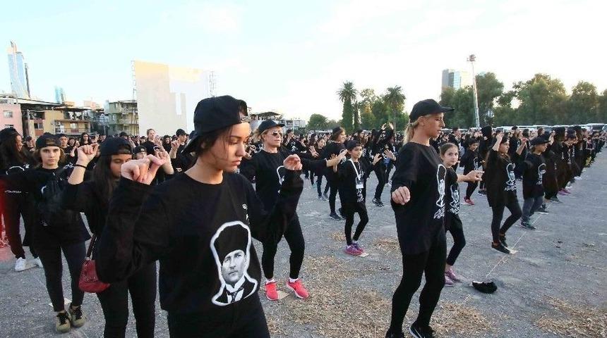 Bayraklı&rsquo;da 4 Bin Kişilik Zeybek Oyunu İ&ccedil;in Hazırlıklar Tamam