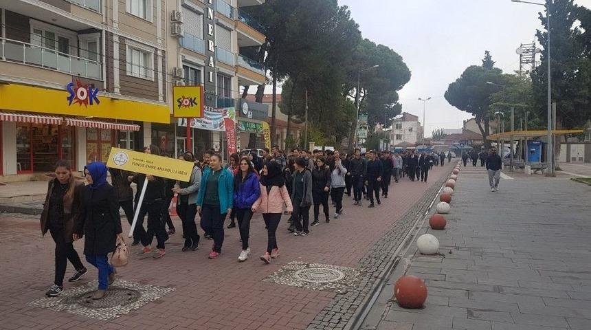 Kula’da Öğrenciler Sağlıklı Yaşam İçin Yürüdü