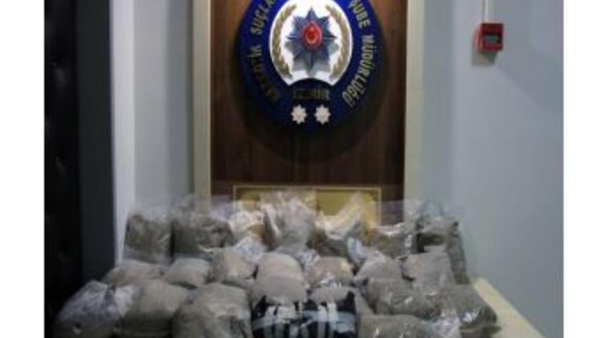 İzmir’de 13 Kilo Bonzai Ele Geçirildi