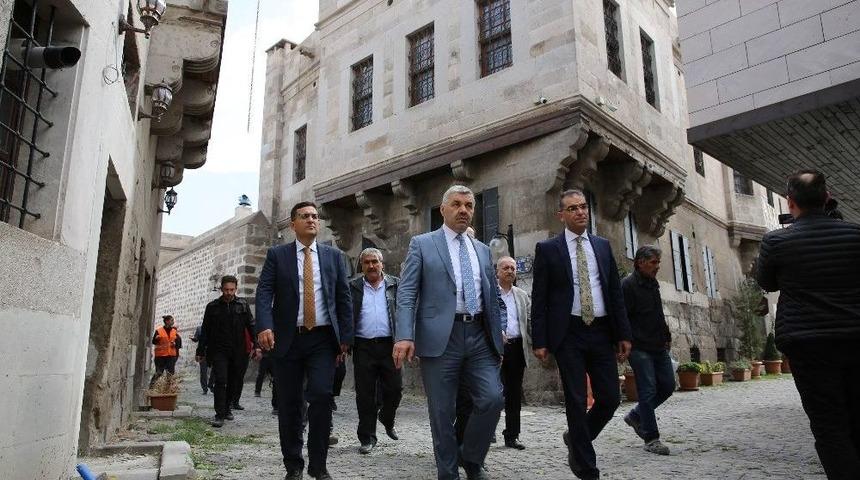Başkan &Ccedil;elik Kayseri Mahallesi&rsquo;nde İncelemelerde Bulundu
