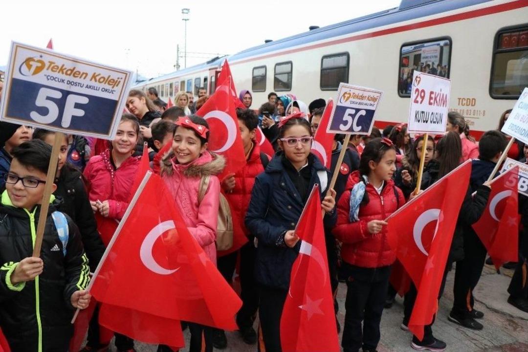 Tekden Cumhuriyet Eğitim Treni Sivas&rsquo;a Uğurlandı
