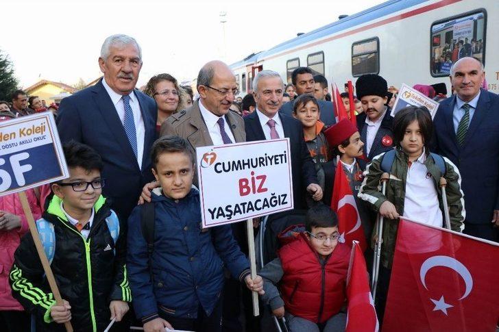 Tekden Cumhuriyet Eğitim Treni Sivas’a Uğurlandı G2