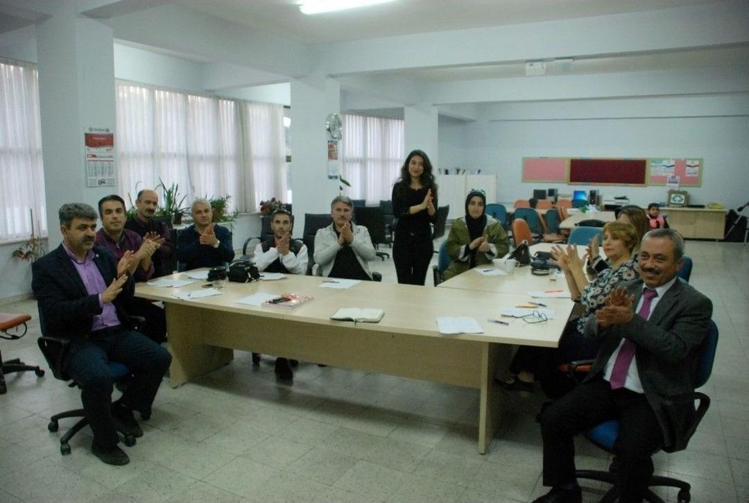 Nisanur İ&ccedil;in &Ouml;ğretmenleri İşaret Dili &Ouml;ğreniyor