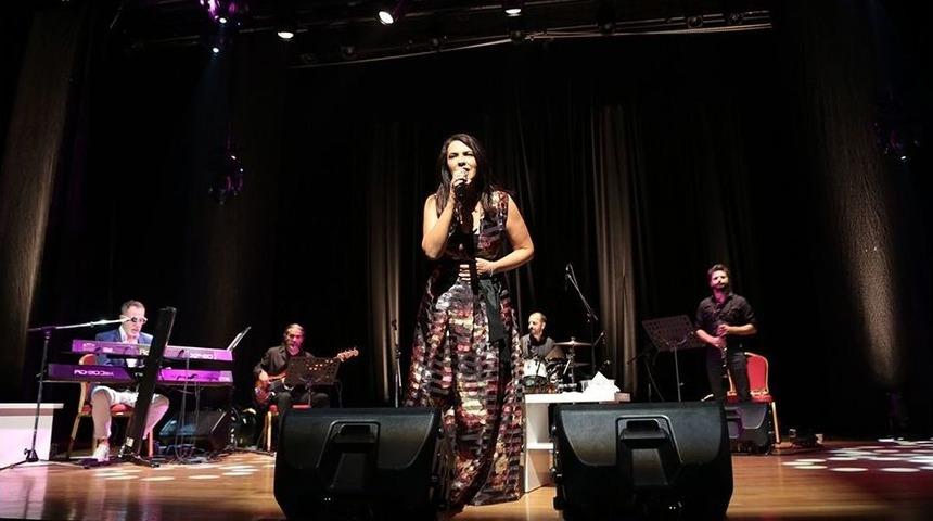 Yeşim Salkım, Hayranlarıyla El Ele, Kol Kola Şarkı S&ouml;yledi