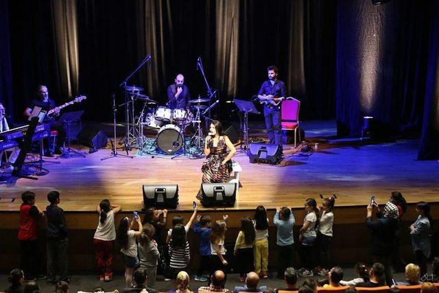 Yeşim Salkım, Hayranlarıyla El Ele, Kol Kola Şarkı Söyledi