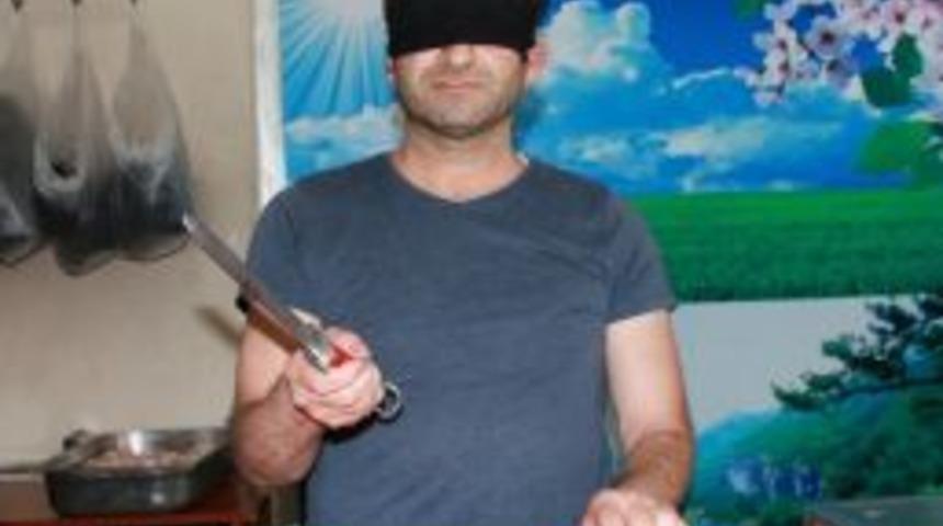 G&ouml;zlerini Bağlayıp Tavuk Doğradı, İnternet Fenomeni Oldu