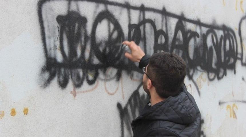 Okul Duvarında A&ccedil;ık Adres: &lsquo;torbacı 100 Metre&rsquo;