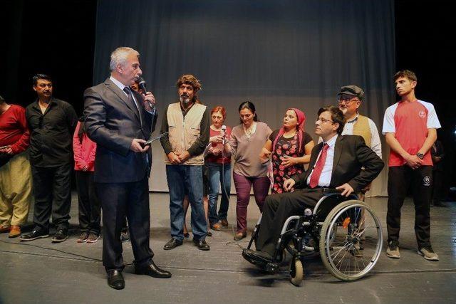 Vali Kamçı ’bu İşte Bir Sakatlık Var’ Oyununu İzledi