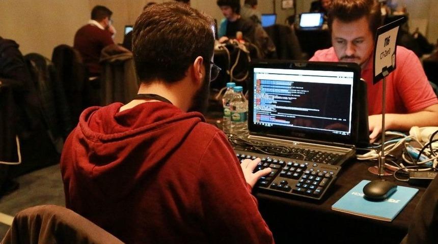 Siber G&uuml;venlik Uzmanları Bayrak Kapmak İ&ccedil;in &ldquo;hacker&rdquo; Oldu