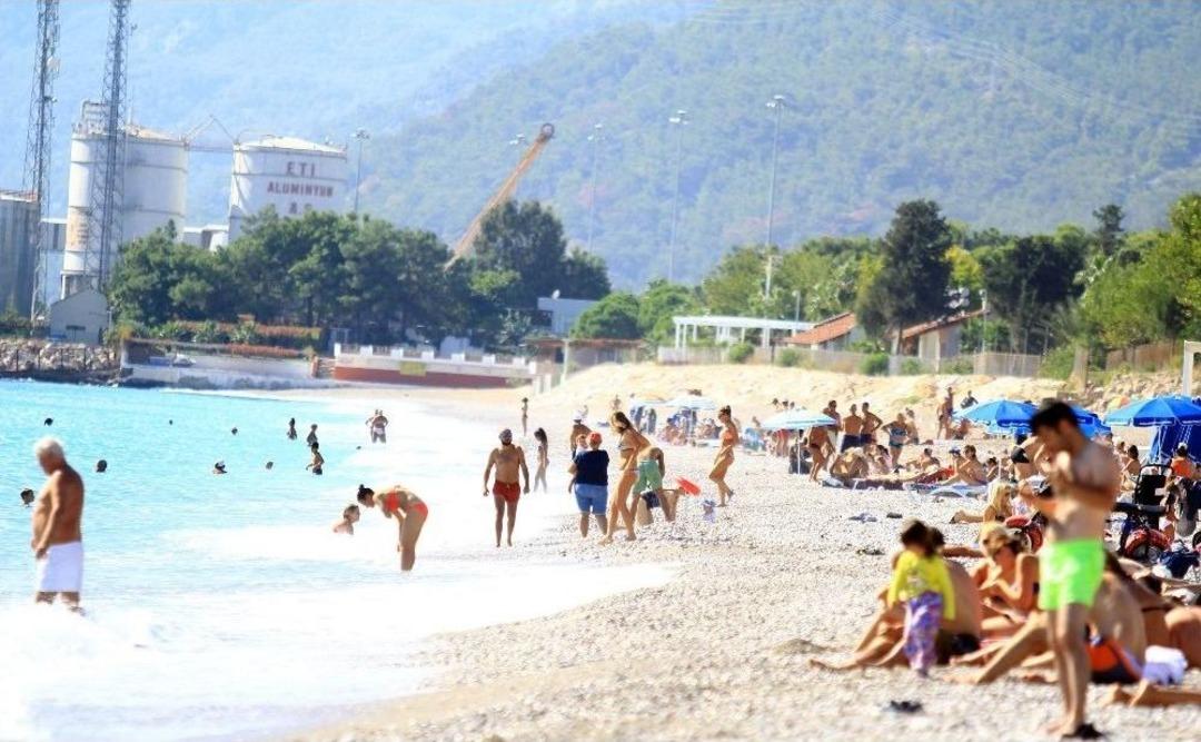 Antalya Sahilinde Ekim Ayı Sonunda Tatilci Yoğunluğu