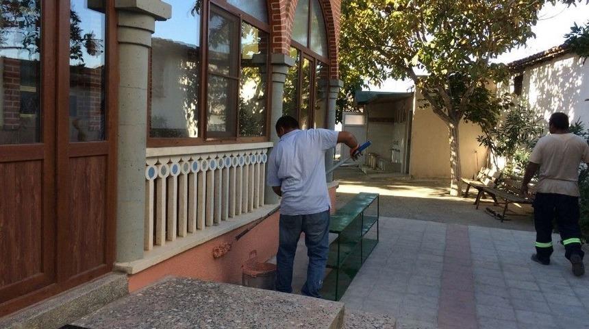 Burhaniye&rsquo;de Camilere Belediye Bakımı