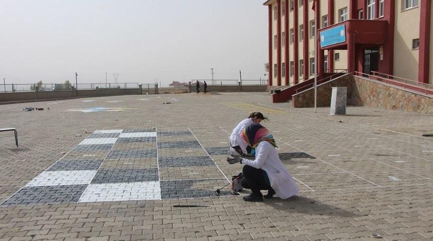 &Ouml;ğretmenler, Fır&ccedil;ayı Eline Aldı Aldı, Okul Bah&ccedil;esini Oyun Alanına &Ccedil;evirdi