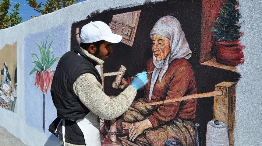 Resim &Ouml;ğretmeninin Duvara &Ccedil;izdiği Resimler Dikkat &Ccedil;ekiyor