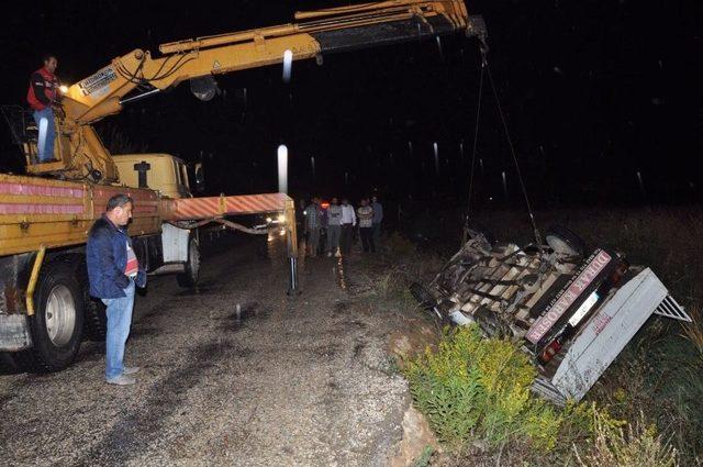 Manavgat’ta Kontrolden Çıkan Kamyonet Şarampole Devrildi