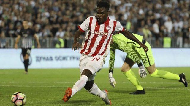Eski Fenerbahçeli Emenike, Olympiakos’ta Parlıyor