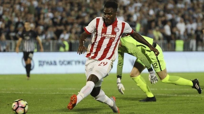 Eski Fenerbah&ccedil;eli Emenike, Olympiakos&rsquo;ta Parlıyor