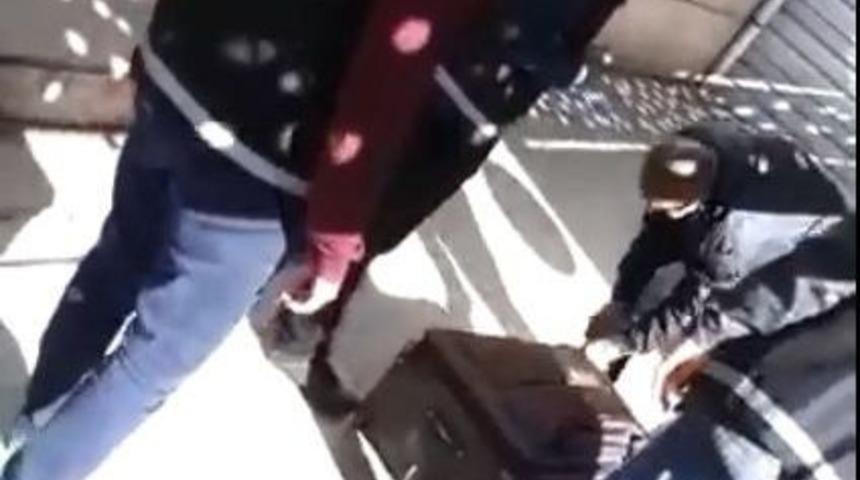 Sarp Sınır Kapısı&rsquo;nda Valizden &Ccedil;ocuk &Ccedil;ıktı